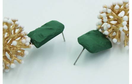 Pendientes perno martilleado verde mate con coral 