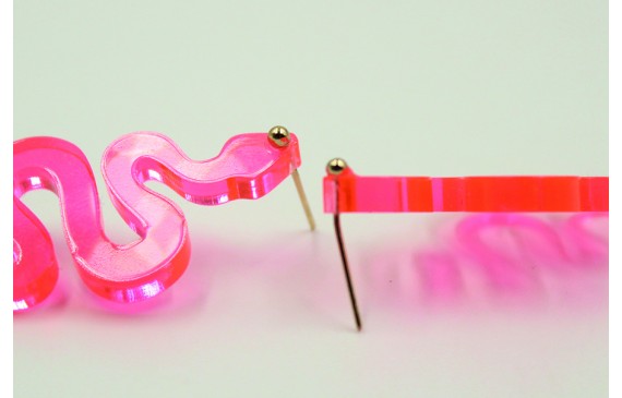 Pendiente serpiente metacrilato rosa fluor