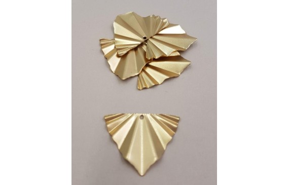 Pieza Triánguo plisado 29*22mm Oro Mate