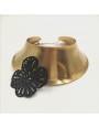 Collar rigido ancho con flor grande negra