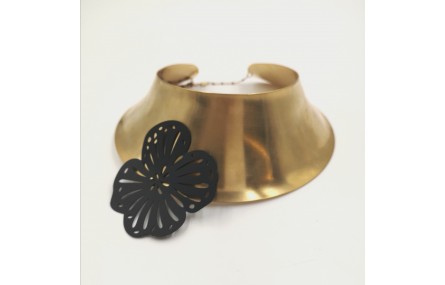 Collar rigido ancho con flor grande negra