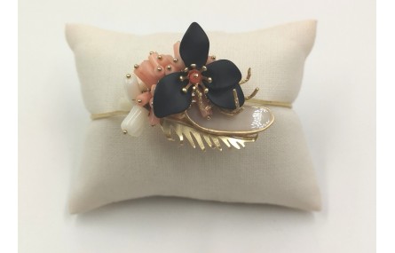 Pulsera rigida corales rosas,blanco y flor negra