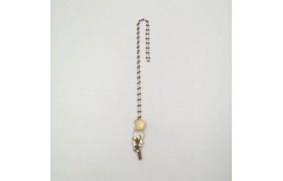 Collar largo facetadas gris, perno plano oro