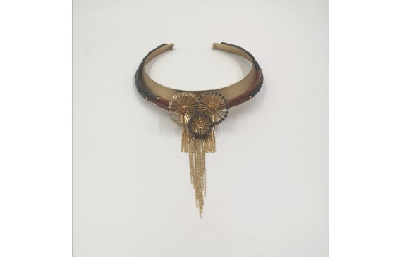 Collar rigido con rectangulos gris ,marron 3 flore