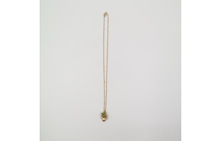 Collar con hoja y facetadas verdes