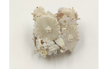 Brazalete flores nacar