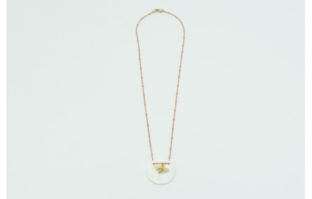 Solitario con cadena dorada y bola esmaltada rosa.