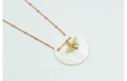 Solitario con cadena dorada y bola esmaltada rosa.