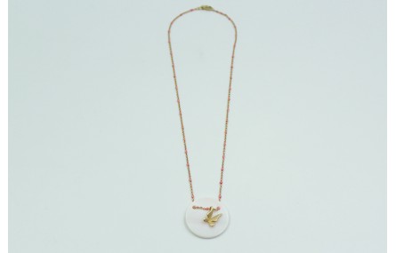 Solitario con cadena dorada y bola esmaltada rosa.