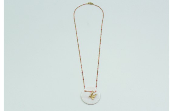 Solitario con cadena dorada y bola esmaltada rosa.