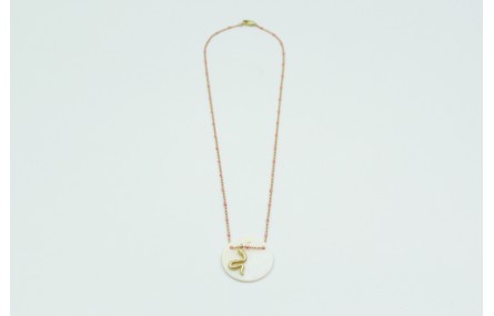 Solitario con cadena dorada y bola esmaltada rosa.