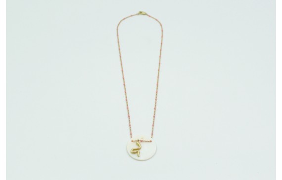 Solitario con cadena dorada y bola esmaltada rosa.