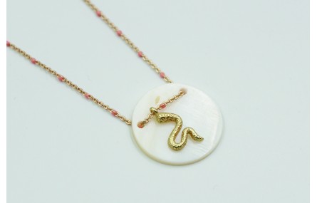 Solitario con cadena dorada y bola esmaltada rosa.