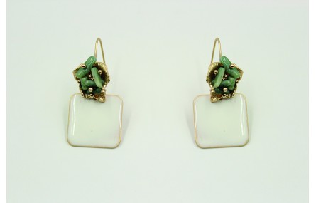 Pendientes perno flor con corales verdes y cuadrad