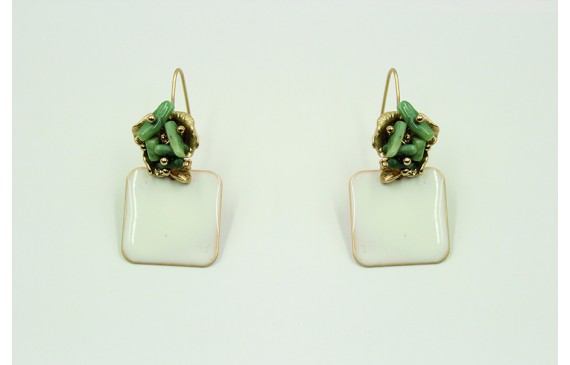 Pendientes perno flor con corales verdes y cuadrad