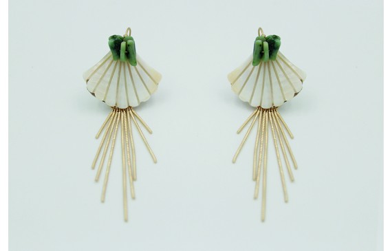 Pendientes concha triangular nacar, corales verdes