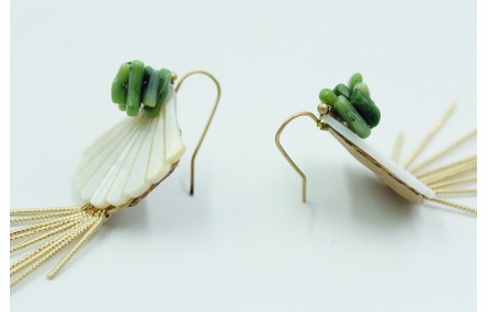 Pendientes concha triangular nacar, corales verdes