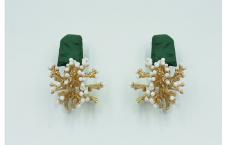 Pendientes perno martilleado verde mate con coral 