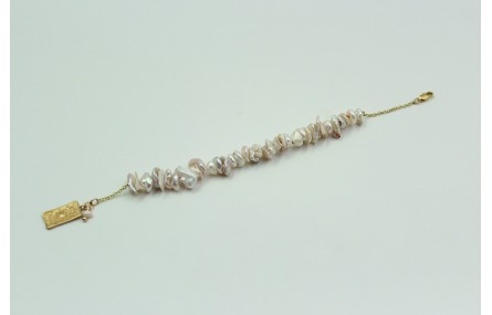 Pulsera perlas amorfas con colgante de chapa recta