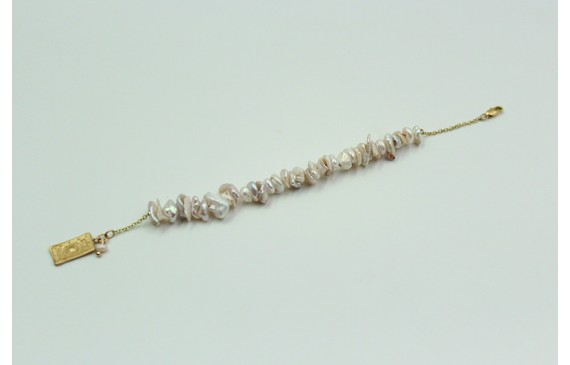 Pulsera perlas amorfas con colgante de chapa recta