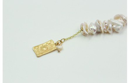 Pulsera perlas amorfas con colgante de chapa recta