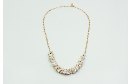 Collar delantera con perlas amorfas y cadenas de e