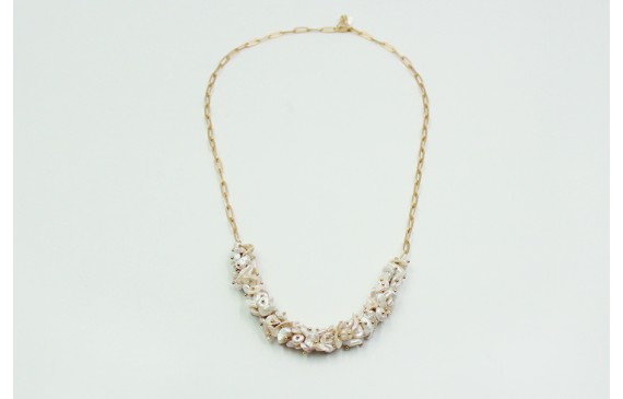 Collar delantera con perlas amorfas y cadenas de e