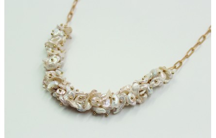 Collar delantera con perlas amorfas y cadenas de e