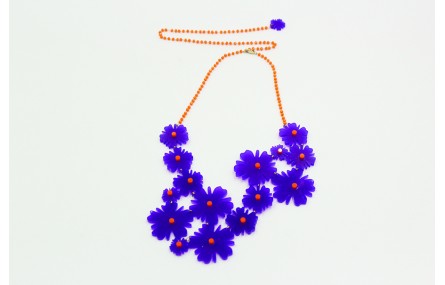 Collar con flores de metacrilato moradas y puntos 