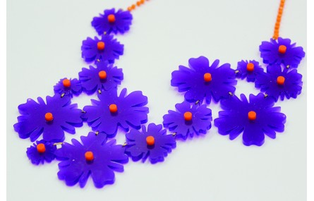 Collar con flores de metacrilato moradas y puntos 