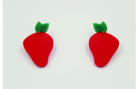 Pendientes con forma de fresa en metacrilato rojo.
