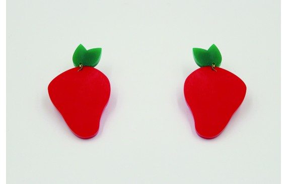 Pendientes con forma de fresa en metacrilato rojo.