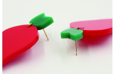 Pendientes con forma de fresa en metacrilato rojo.
