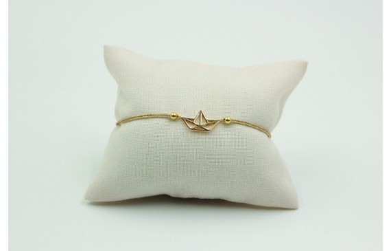 Pulsera de macrame en color oro palido y barco dor