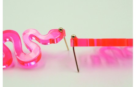 Pendiente serpiente metacrilato rosa fluor