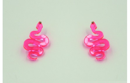 Pendiente serpiente metacrilato rosa fluor