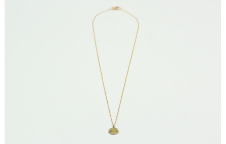 Solitario con cadena de eslabón pequeño dorado y c