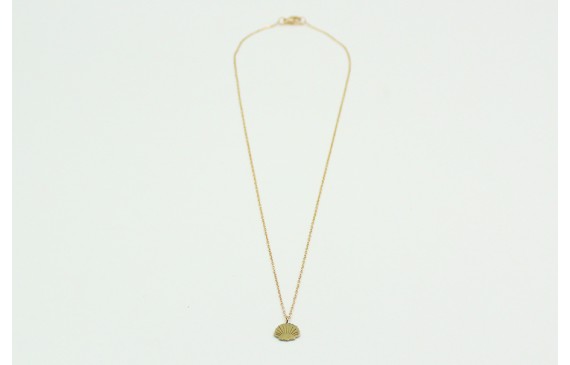 Solitario con cadena de eslabón pequeño dorado y c