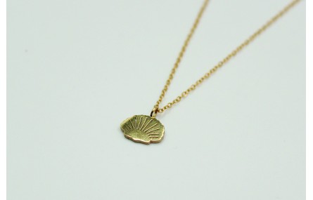 Solitario con cadena de eslabón pequeño dorado y c