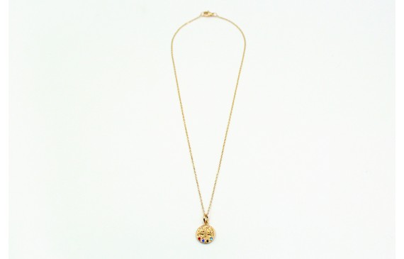 Solitario con cadena de eslabón pequeño dorado y c