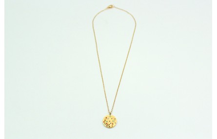 Solitario con cadena de eslabón pequeño dorado y c