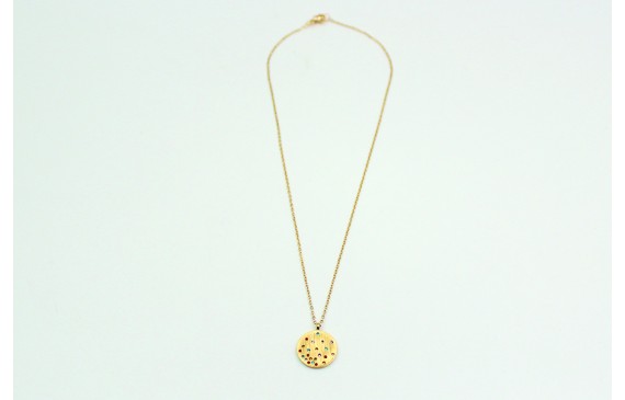 Solitario con cadena de eslabón pequeño dorado y c