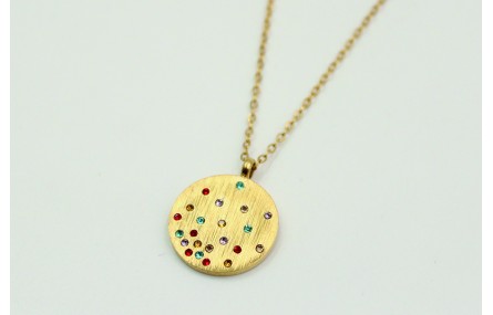 Solitario con cadena de eslabón pequeño dorado y c