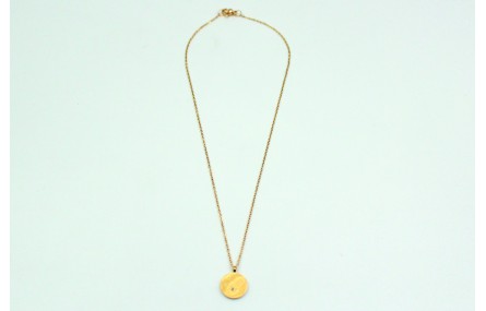 Solitario con cadena de eslabón pequeño dorado y c