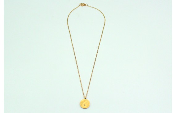 Solitario con cadena de eslabón pequeño dorado y c