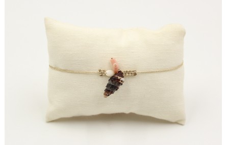 Pulsera hilo macrame dorado con caracola moteada y