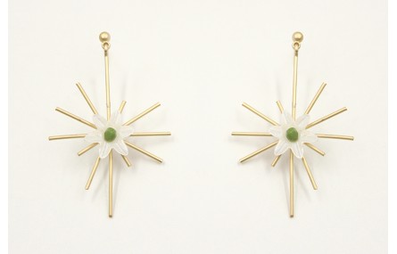 Pendientes con colgante rayos y flor nacar rematad