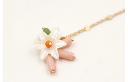 Pulsera cadena chapitas con flores de nacar en el 