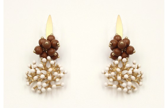 Pendiente espiga con burruño madera y coral blanco