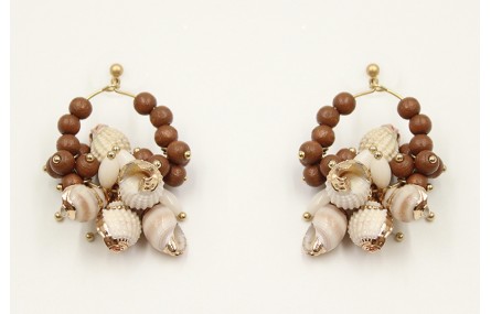 Pendientes aro con bolas de madera, corales blanco